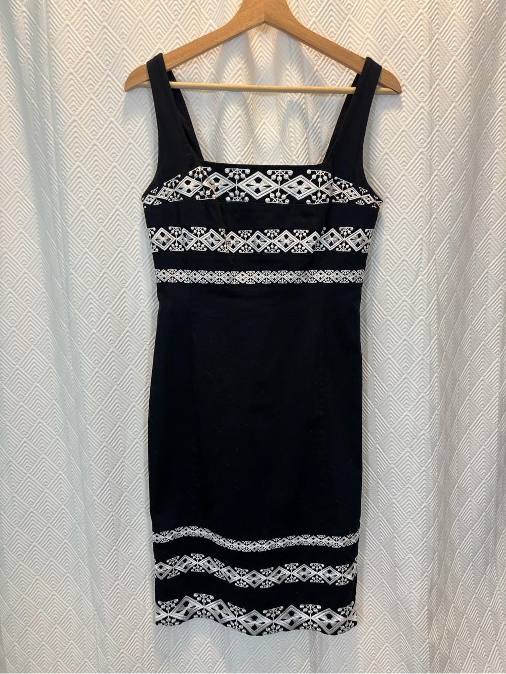 WHITE HOUSE BLACK MARKET Black White Embroidered Sheath Dress Sleeveless